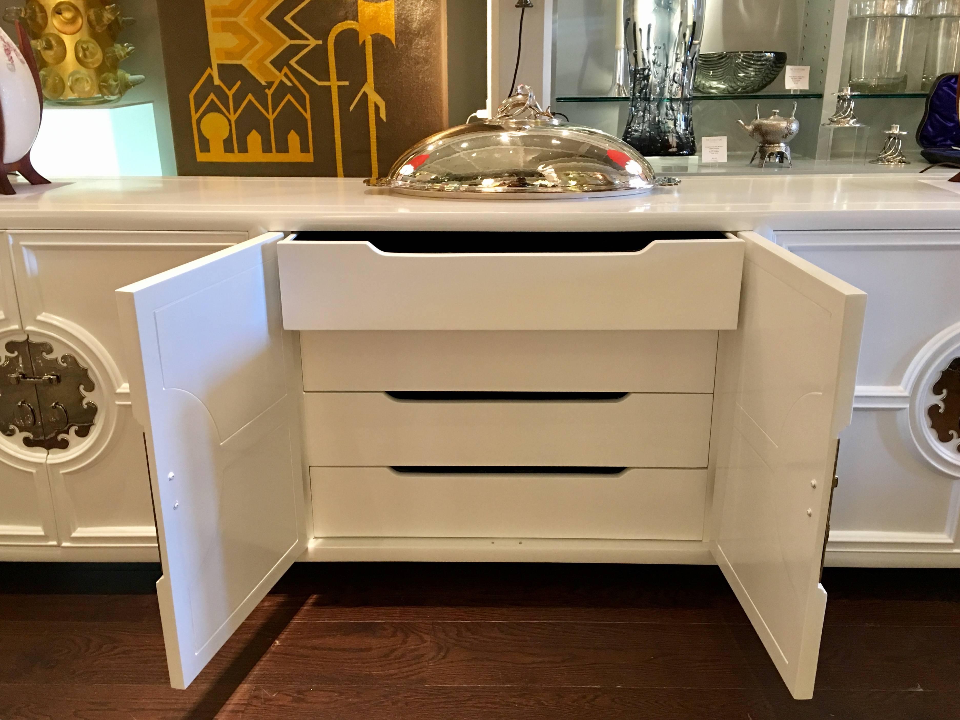 Late 20th Century Vintage White Lacquered Credenza in the Style of Mastercraft For Sale