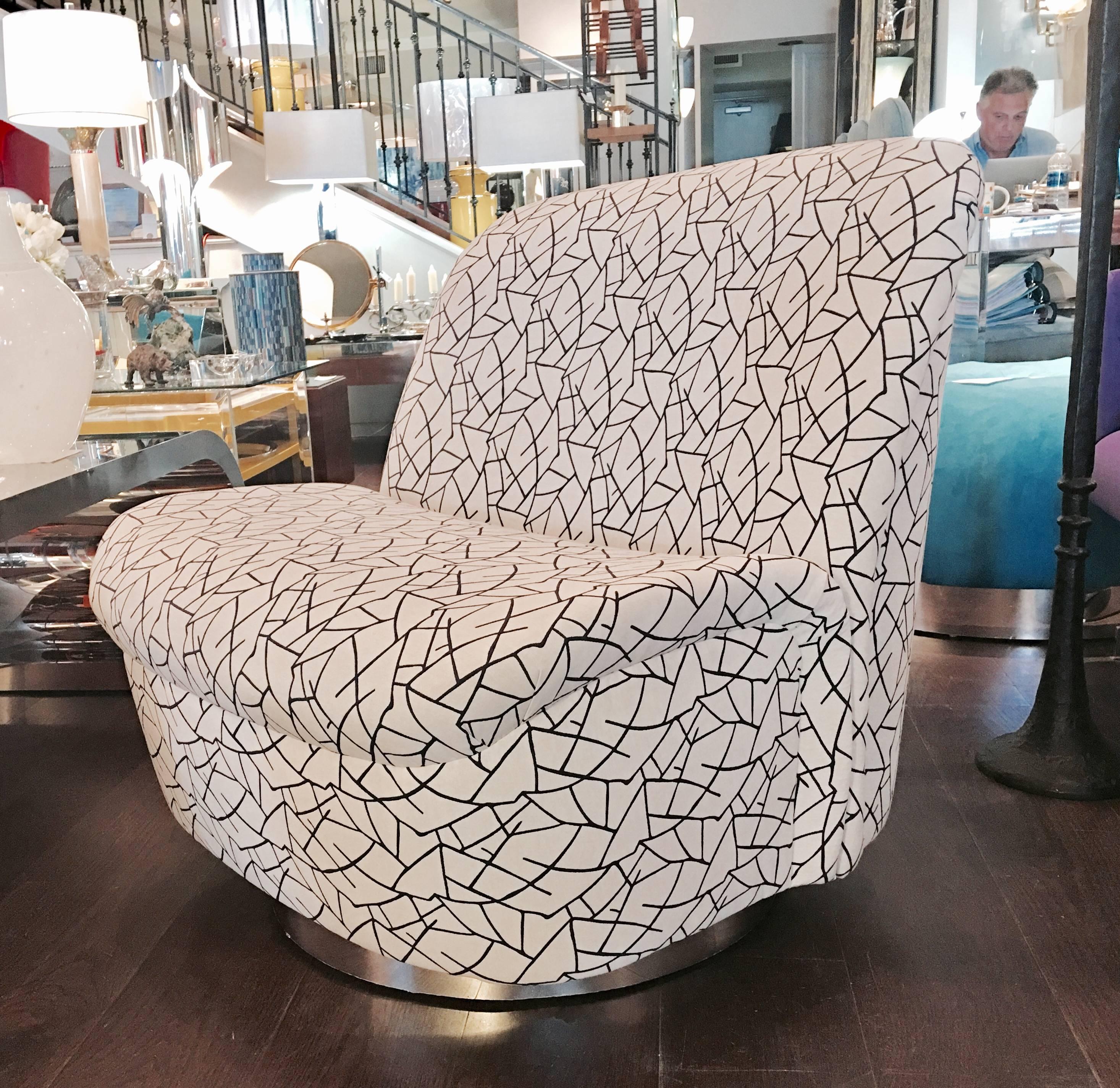 A wonderful pair of Milo Baughman swivel chairs with chrome base. The chairs are fully restored and have new upholstery, circa 1970s.