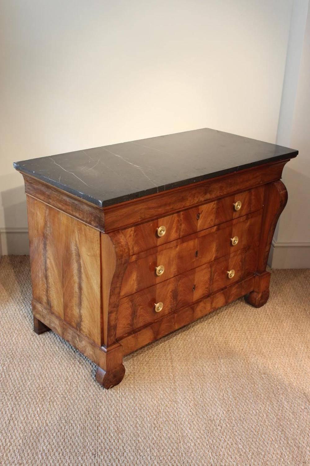 Large 19th Century French Restauration Walnut Commode In Excellent Condition For Sale In Gloucestershire, GB