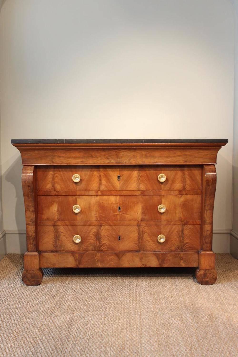 Large 19th Century French Restauration Walnut Commode For Sale 1