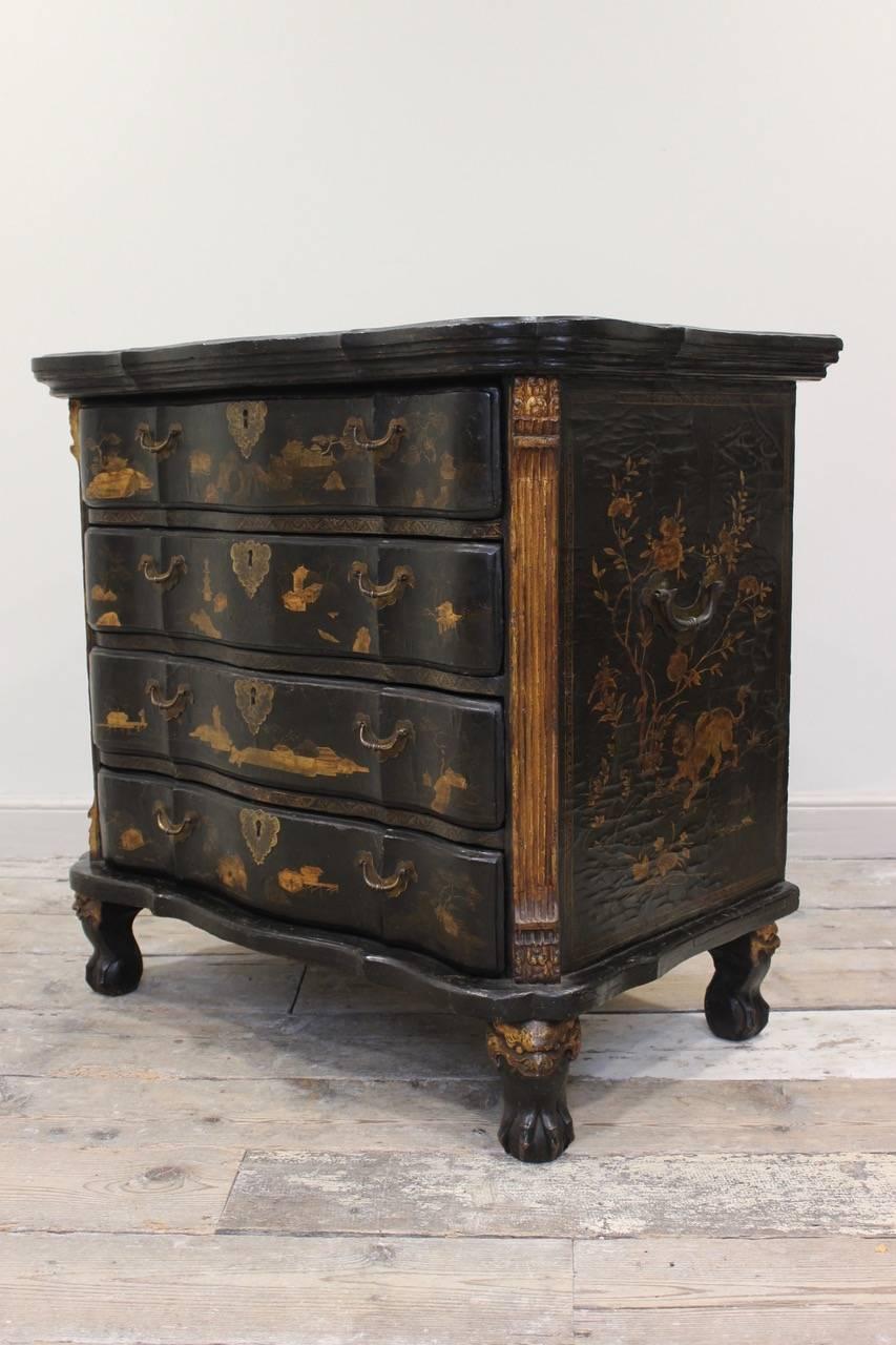 Rare Mid-18th Century Chinese-Export Serpentine Lacquer Commode In Good Condition In Gloucestershire, GB