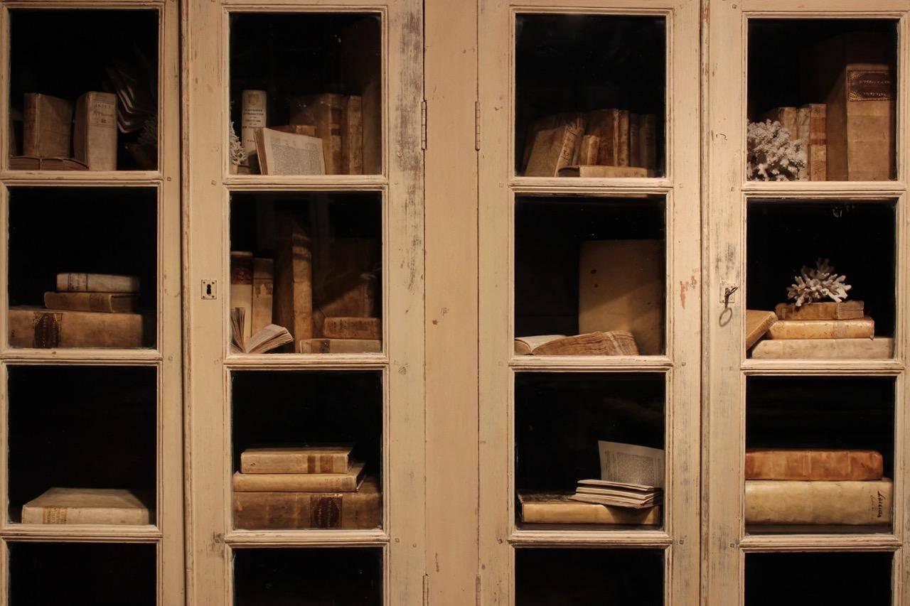 English 19th Century Painted Display Cabinet or Bookcase In Good Condition In Gloucestershire, GB