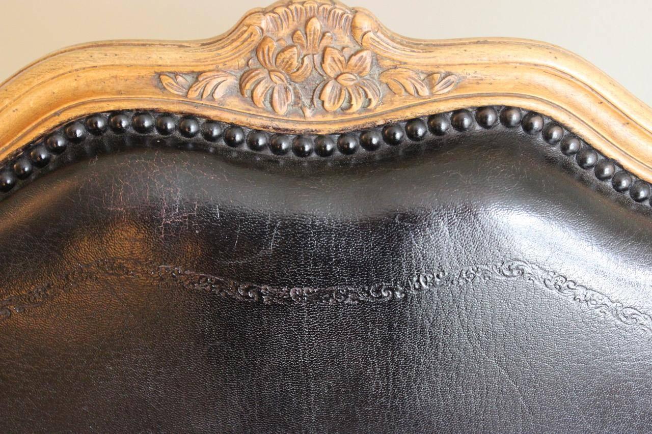 A good quality, and of elegant proportions and design, circa 1900s French Louis XV style library armchair or bergere, in its original leather.
Measure: 46cm high (floor to seat), France, late 19th-early 20th century.