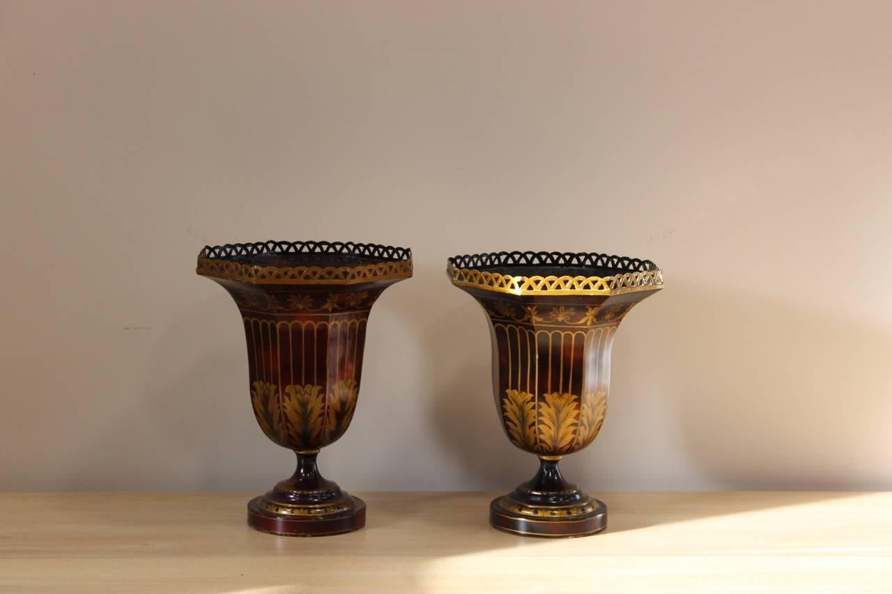 Pair of 1960s Italian Japanned Tole Urns In Excellent Condition In Gloucestershire, GB