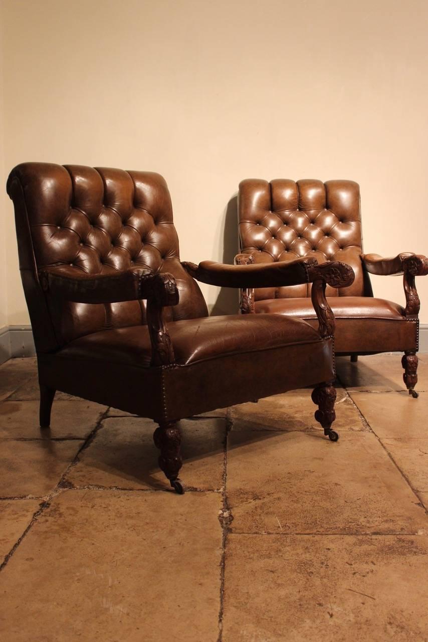 A very comfortable pair of 19th century English leather armchairs with a carved mahogany frame and a lovely color, that will work well in most settings.
Measure: Seat height 36cm.
 
