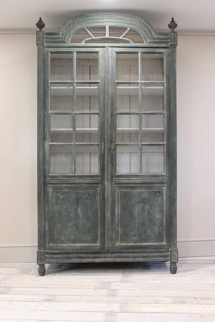 French Louis XVI Revival Painted Bookcase In Excellent Condition In Gloucestershire, GB