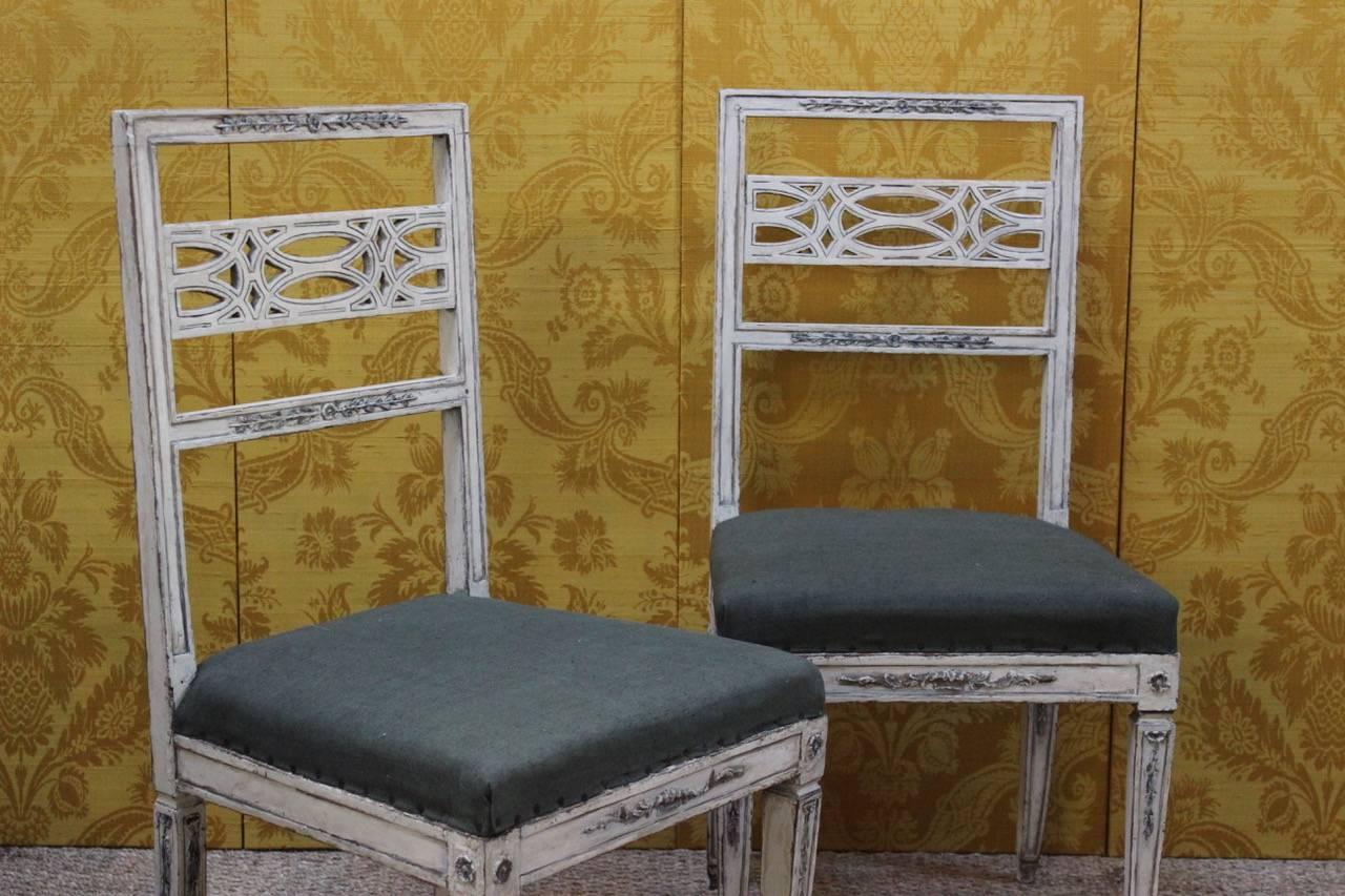 A very elegant pair of early 19th century painted occasional chairs, retaining the original decoration and having been reupholstered in antique hand-dyed linen. 

Seat Height: 44cm