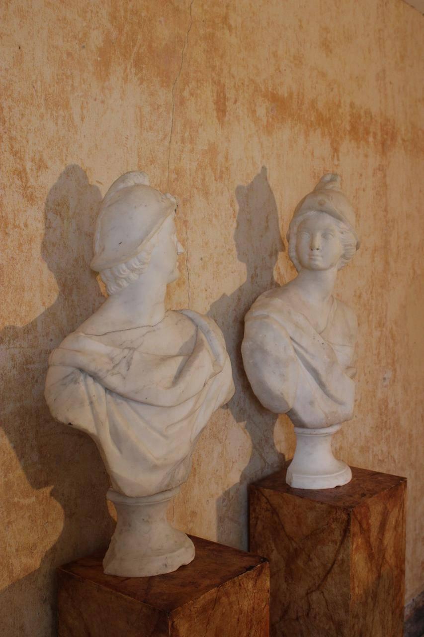Fine Pair of 18th Century Italian Marble Busts In Good Condition In Gloucestershire, GB