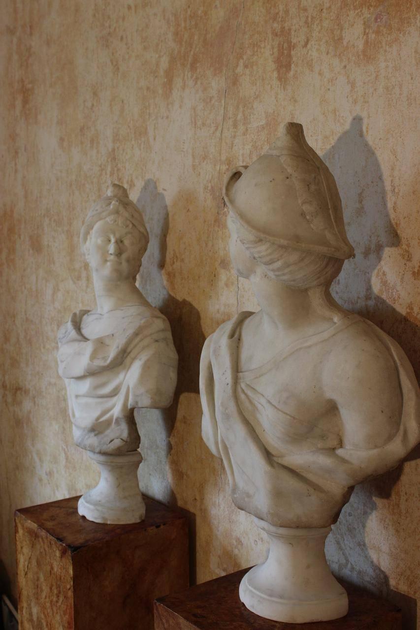Classical Roman Fine Pair of 18th Century Italian Marble Busts