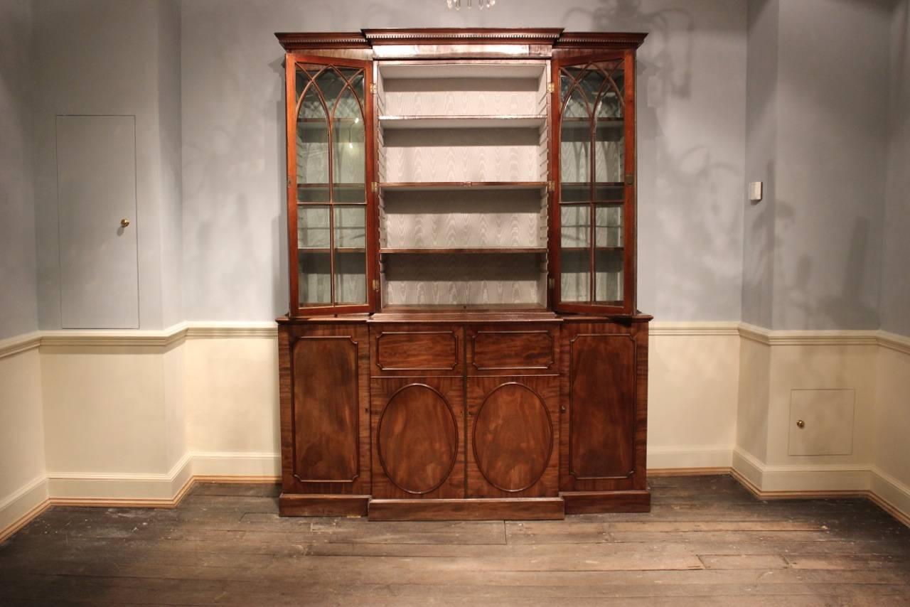 George III English Breakfront Bookcase In Good Condition In Gloucestershire, GB