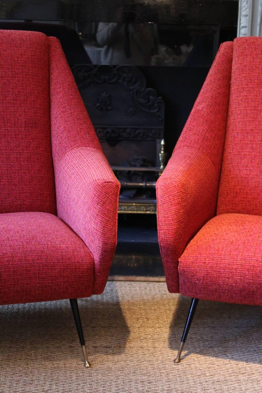 A very stylish pair of mid-20th century Italian armchairs, upholstered in a contrasting red and blue fabric that would work very well in a contemporary setting, circa 1950s.
 