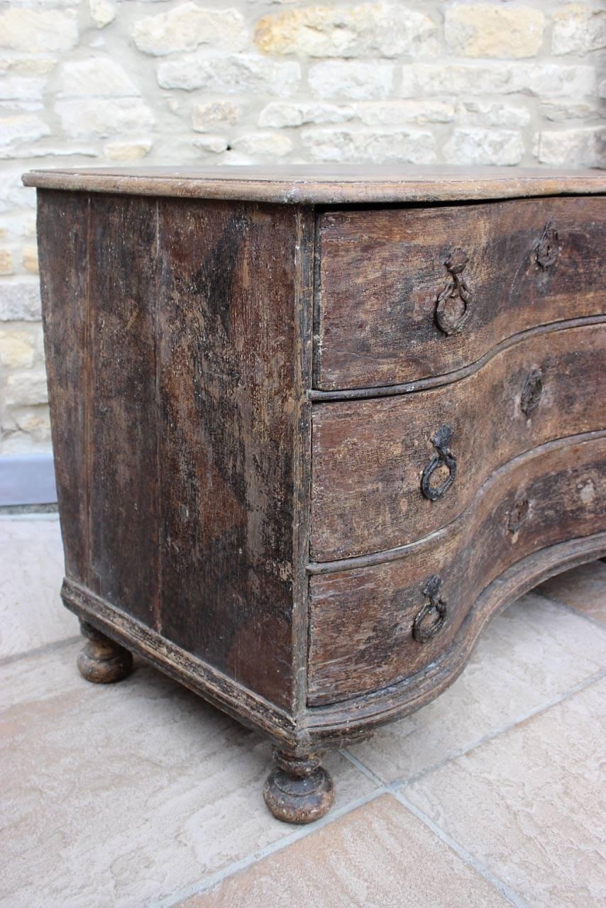 Outstanding 18th Century Swedish Painted Serpentine Commode In Good Condition In Gloucestershire, GB