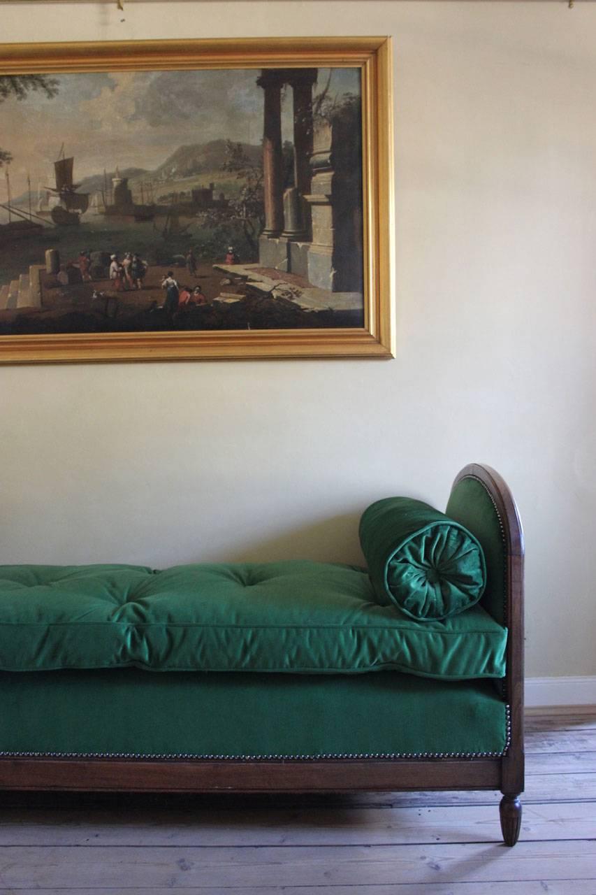 Early 20th Century French Art Deco Daybed Upholstered in Green Velvet In Good Condition In Gloucestershire, GB