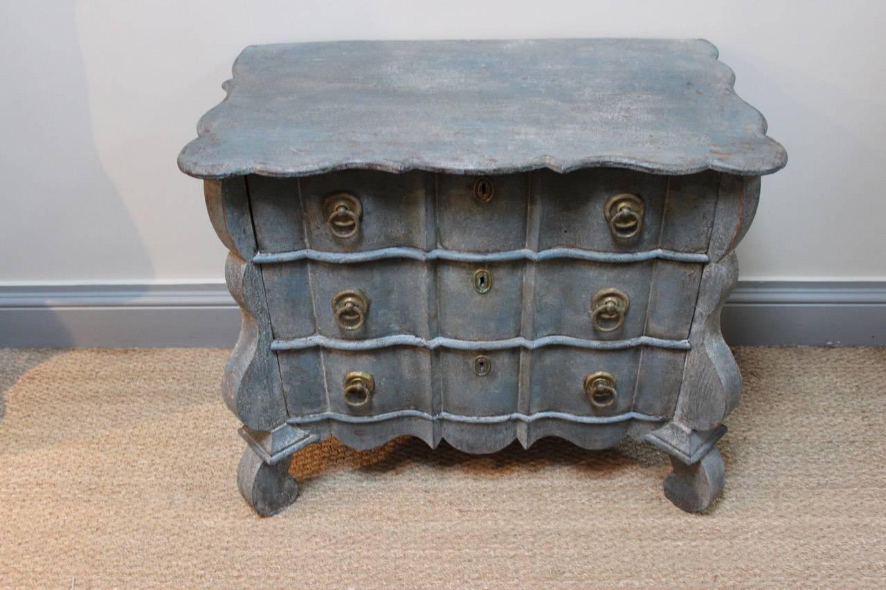 An early 19th century Dutch painted serpentine commode with later distressed paint, of small proportions.
 