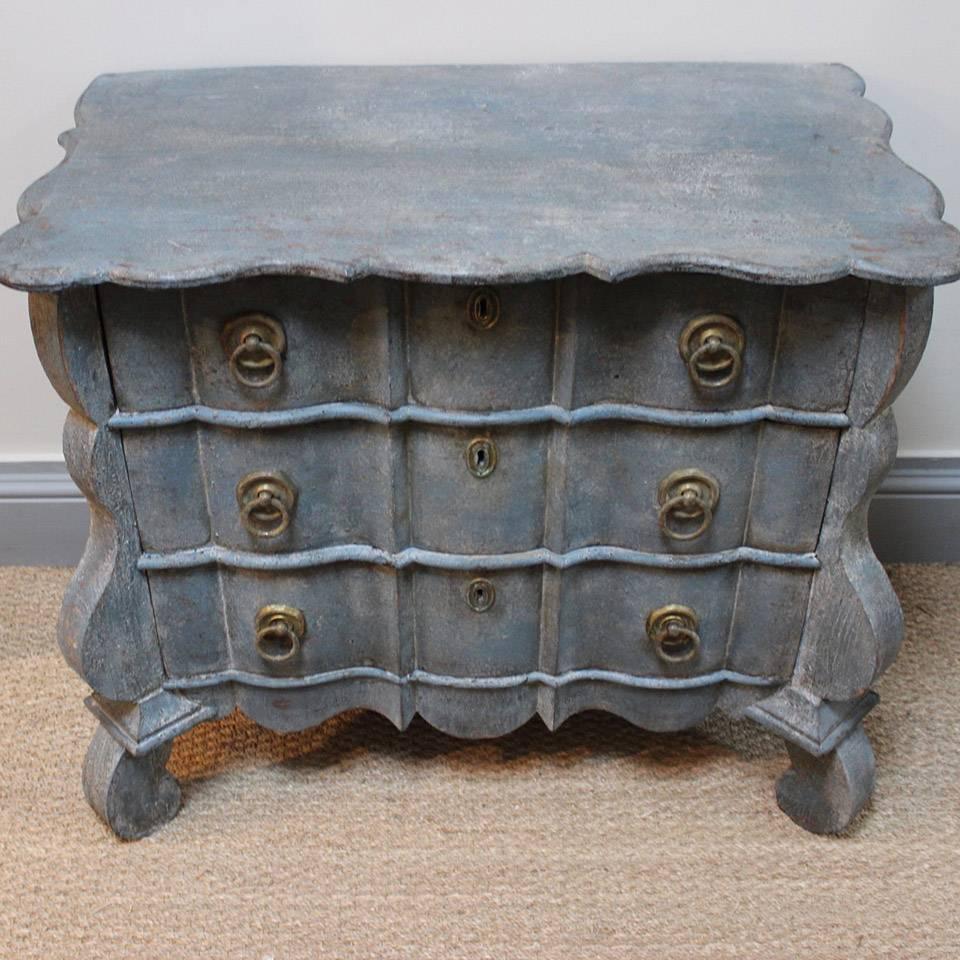 Early 19th Century Dutch Serpentine Commode 1