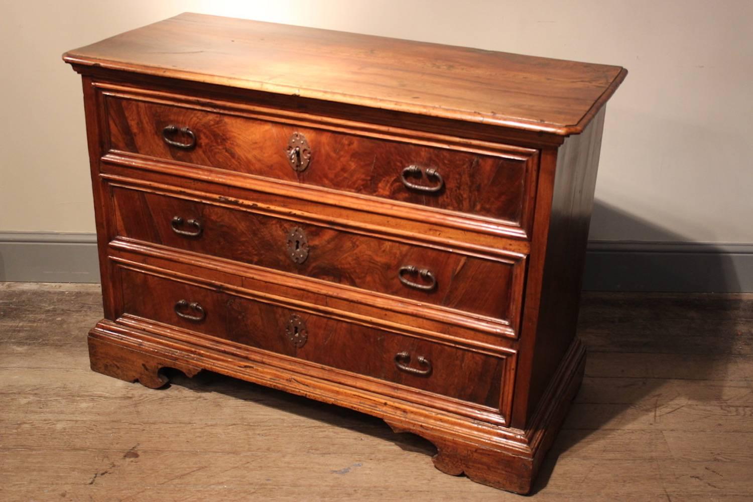 18th Century Italian Walnut Commode In Excellent Condition In Gloucestershire, GB