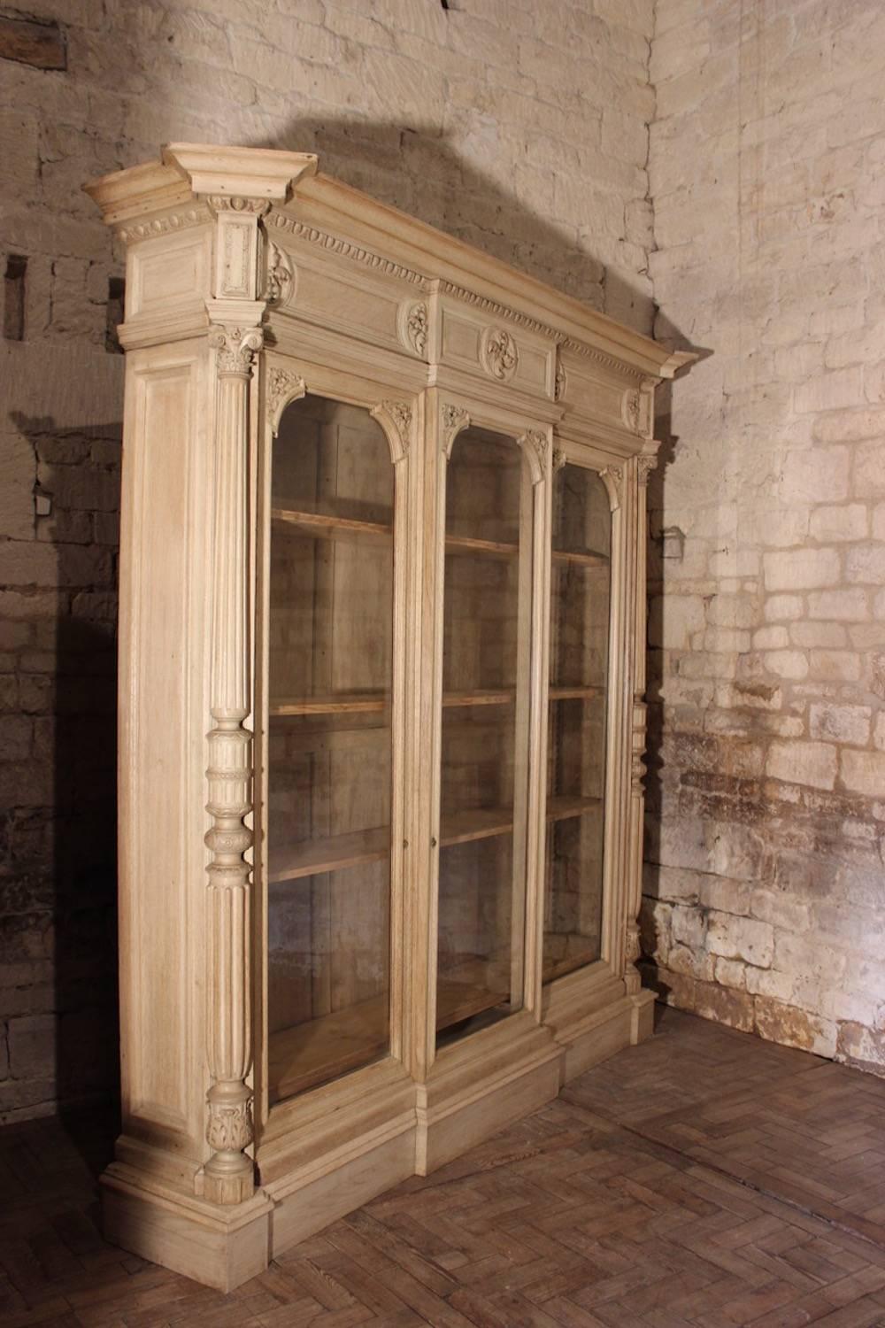 Large 19th Century Bleached Oak Country House Bookcase, circa 1860 In Excellent Condition In Gloucestershire, GB