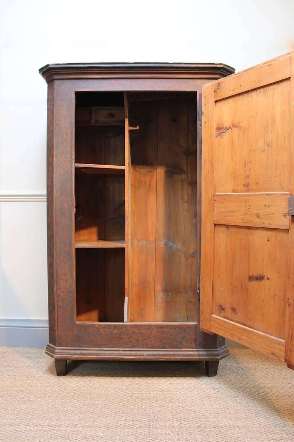 19th Century Austrian Painted Cupboard im Zustand „Gut“ in Gloucestershire, GB