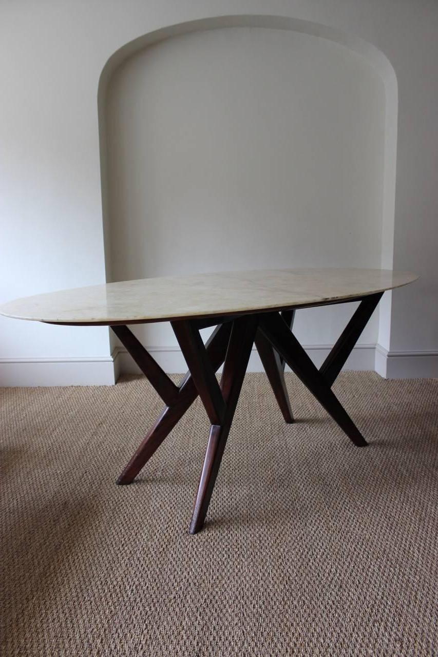 A very stylish circa 1940s Italian centre or dining table in rosewood, with an oval onyx top, that will make a statement in most settings.