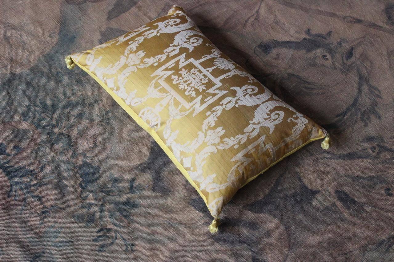 Fine 19th Century French Silk Damask Cushions In Excellent Condition In Gloucestershire, GB