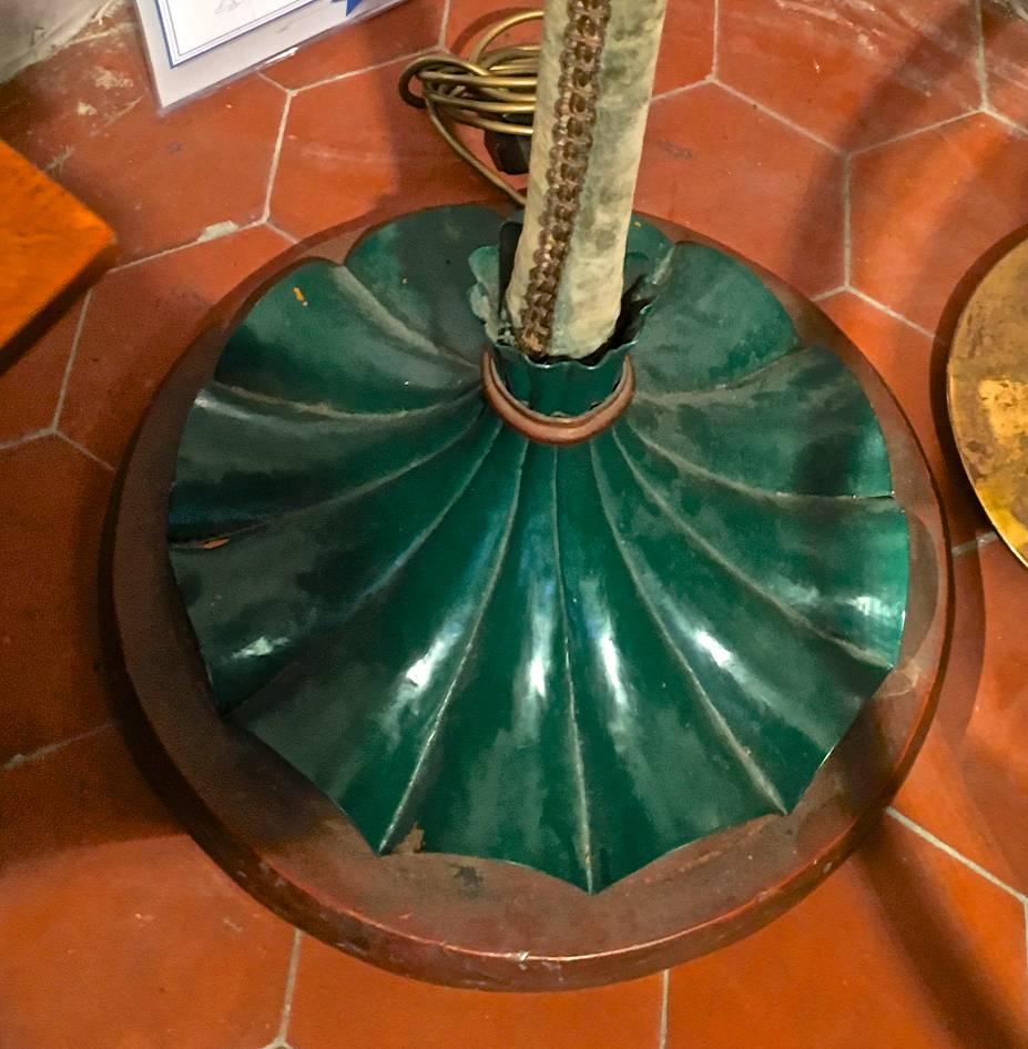 Maison Baguès Rare Baroque Floor Lamp with Tole Painted Leaves In Good Condition For Sale In Paris, ile de france