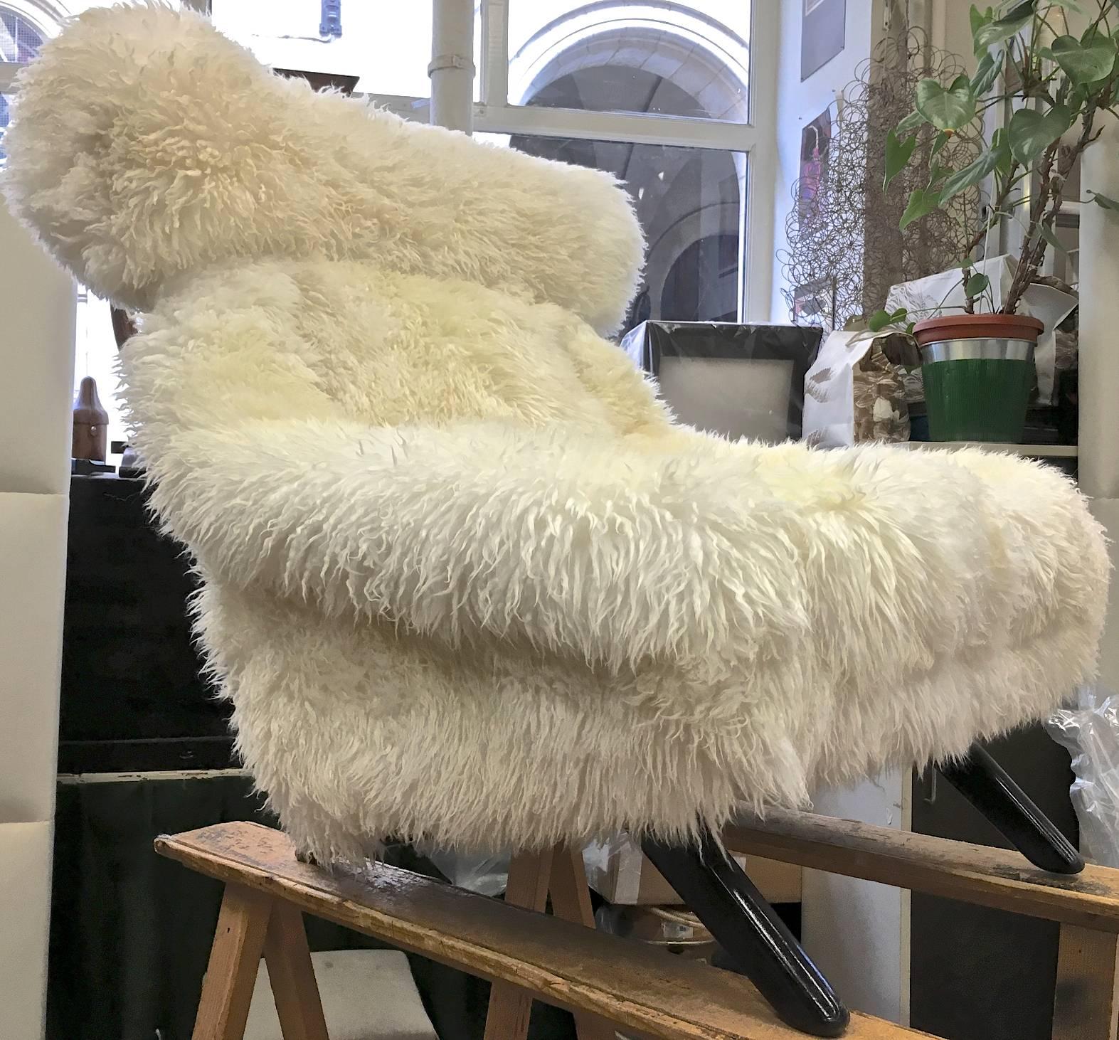 Mid-Century Modern Illum Wikkelso Spectacular Hammer Lounge Chair Covered in Natural Sheepskin Fur For Sale