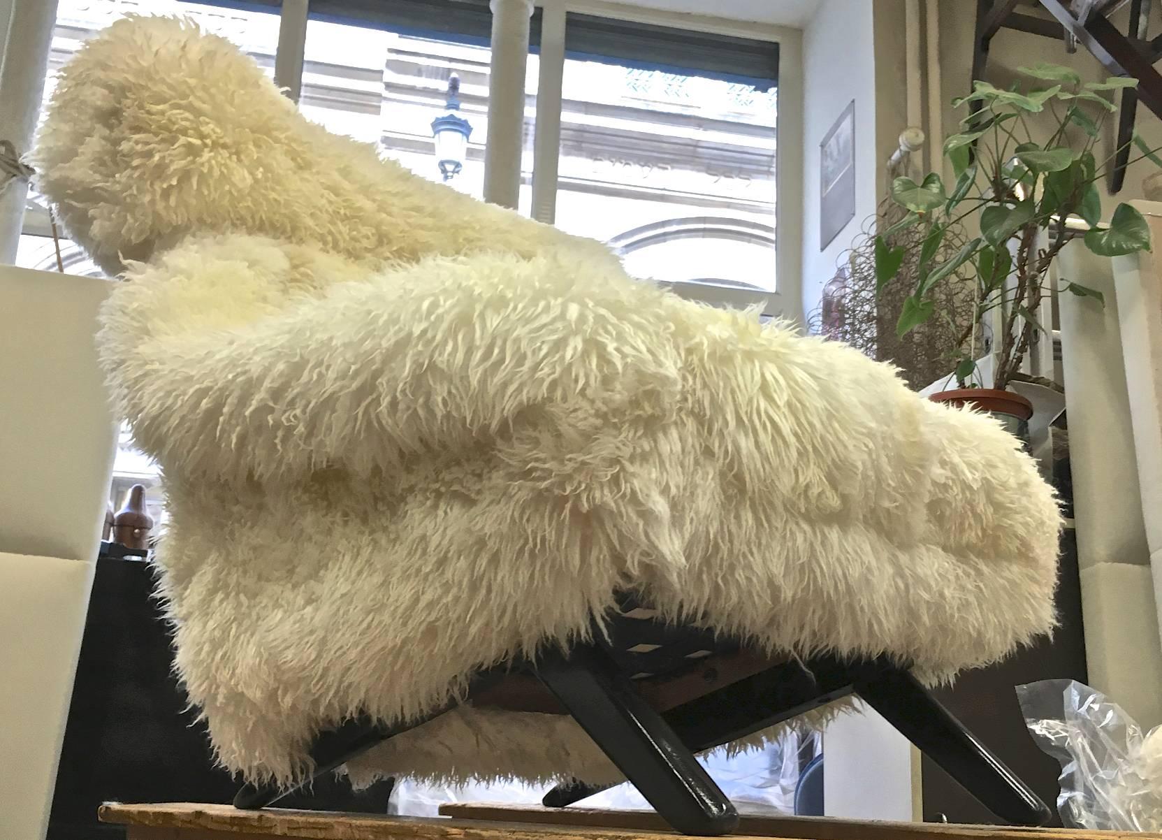 Illum Wikkelso Spectacular Hammer Lounge Chair Covered in Natural Sheepskin Fur In Excellent Condition For Sale In Paris, ile de france