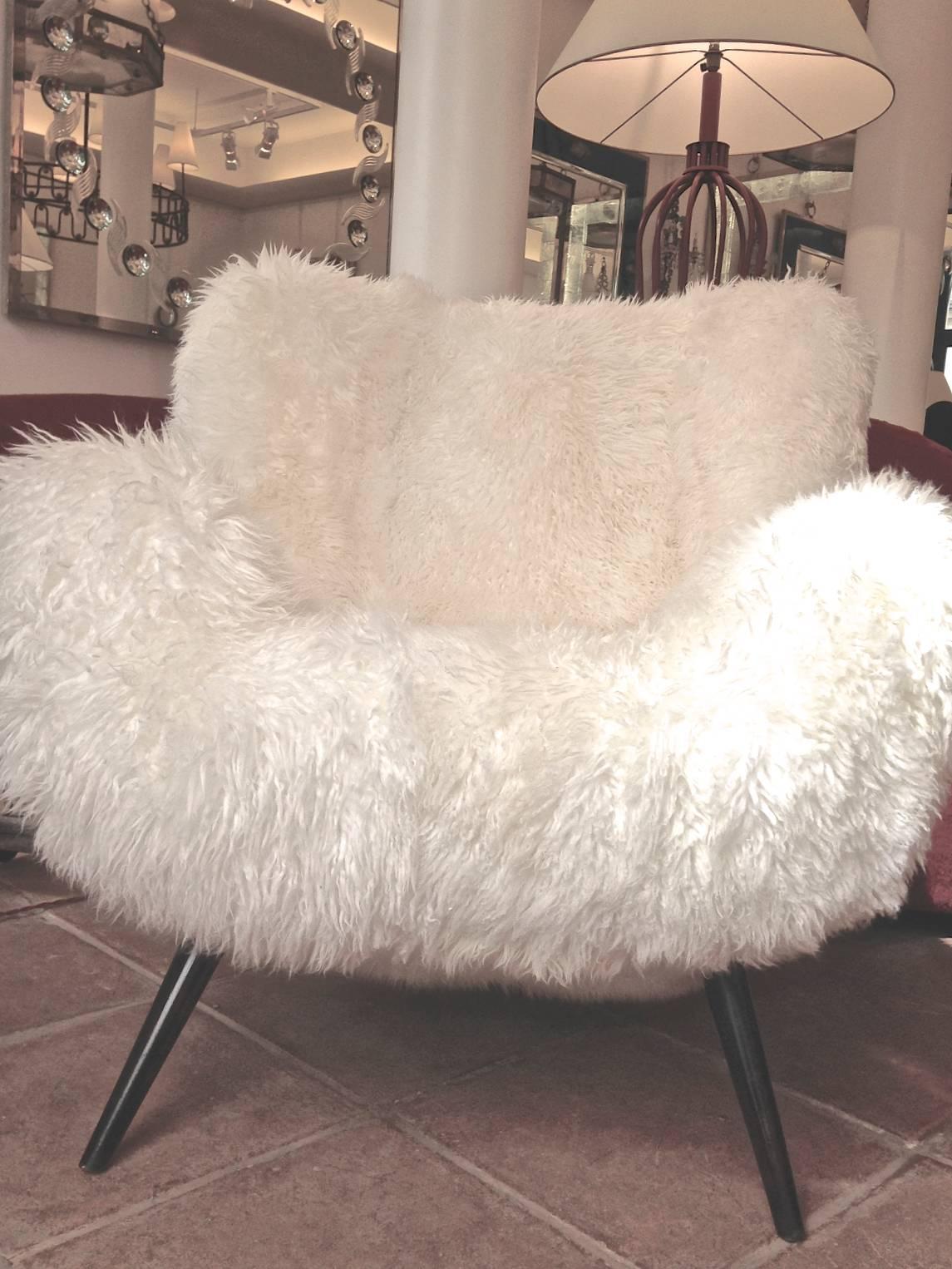 Fritz Neth Rarest Spectacular Wood Legged Lounge Chairs Covered in Sheepskin Fur In Excellent Condition For Sale In Paris, ile de france