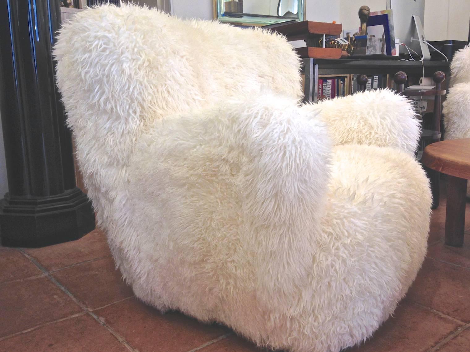 Viggo Boesen Pair of Hairy Club Chairs Covered in Sheep Skin Fur In Excellent Condition For Sale In Paris, ile de france