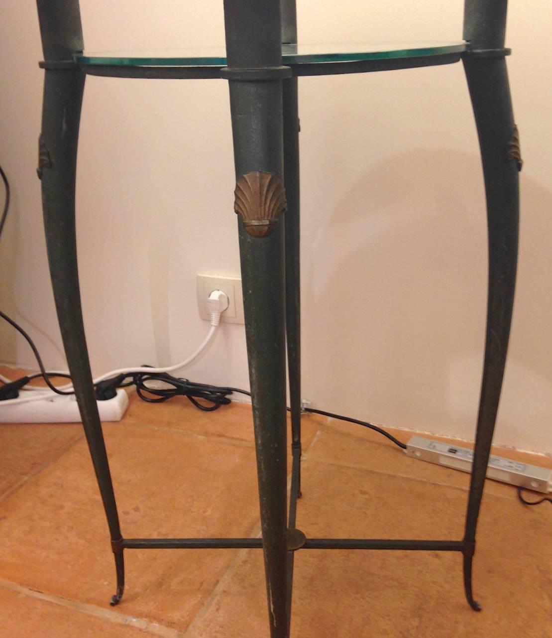 In the Style of A. A. Rateau Refined Patinated Bronze Two-Tier Side Table In Good Condition For Sale In Paris, ile de france
