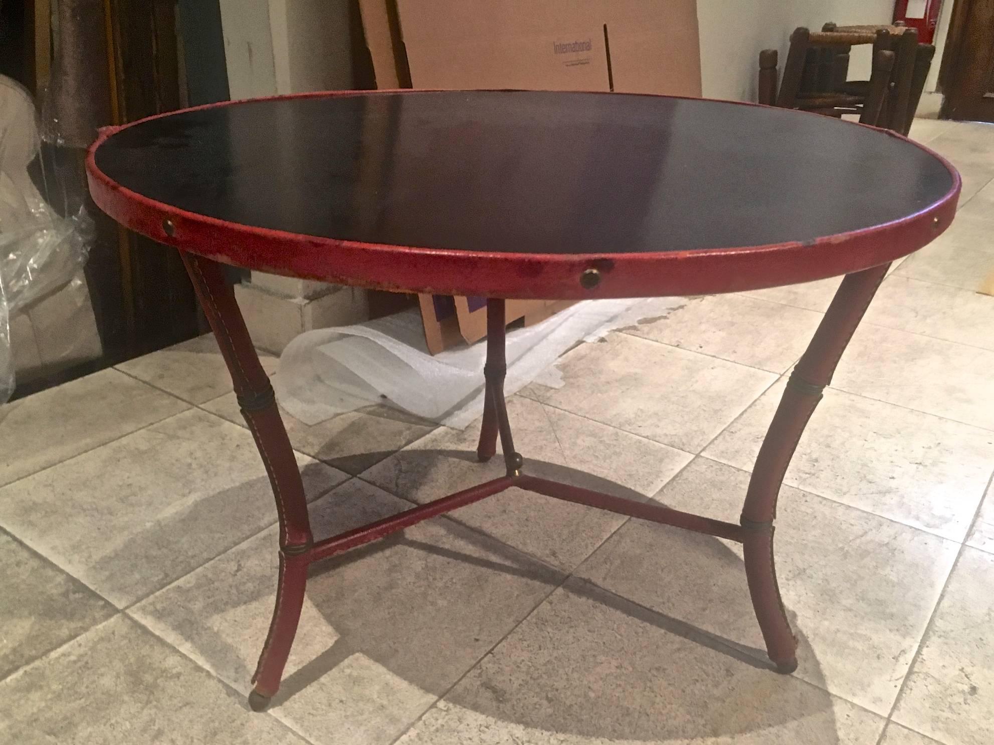 Jacques Adnet Tri-Legged Round Coffee Table in Hand-Stitched Leather In Good Condition For Sale In Paris, ile de france
