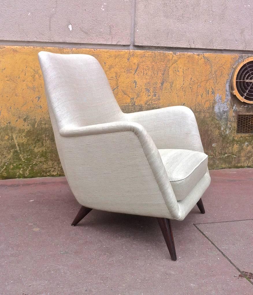 Mid-Century Modern Style of Gio Ponti Pair of Extremely Refined Design Pair of Armchairs For Sale