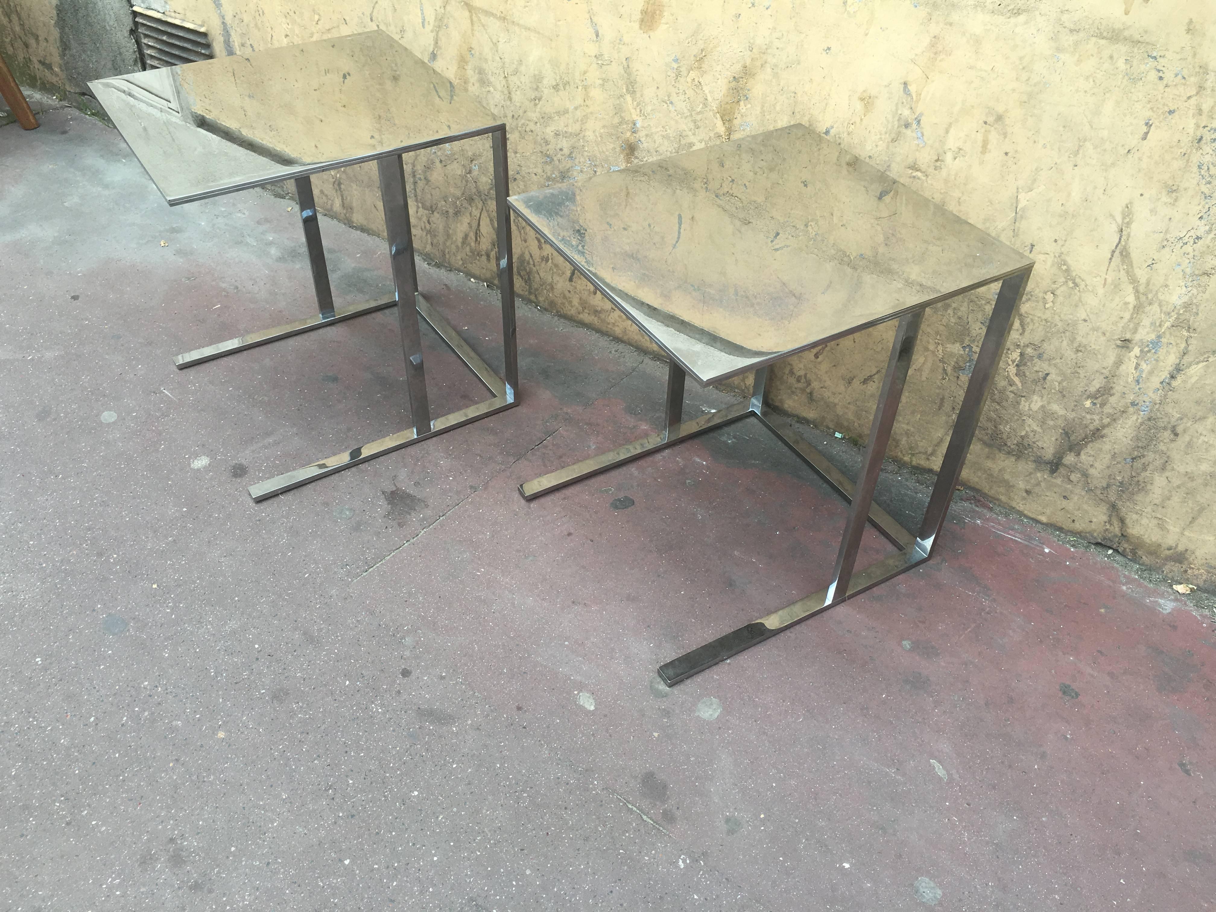 Pair of Modern Polished Steel Side Tables with Pure Design In Good Condition For Sale In Paris, ile de france