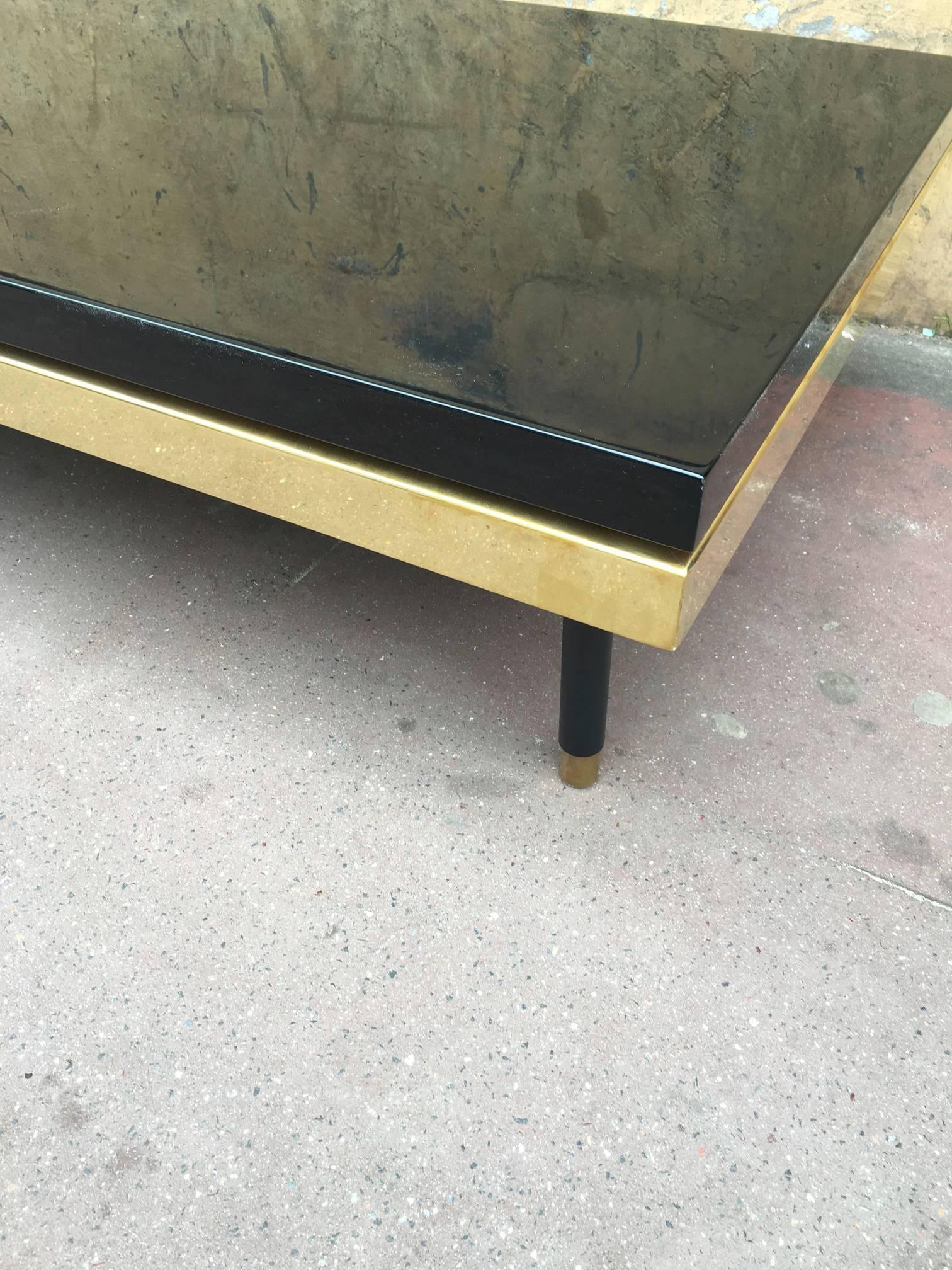 Superb Italian Black Lacquered Big Coffee Table with a Gold Metal Apron In Excellent Condition For Sale In Paris, ile de france