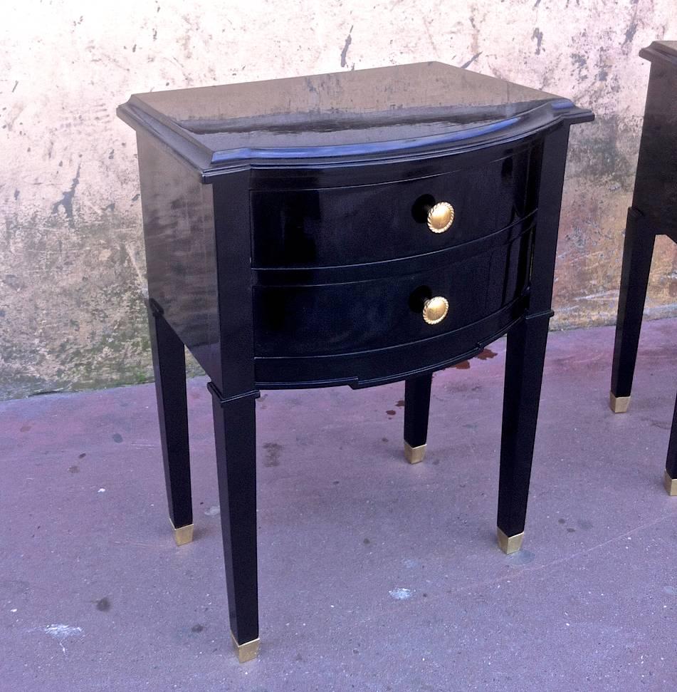 French Maison Jansen Refined Pair of Black Lacquered Bedsides or Side Tables For Sale