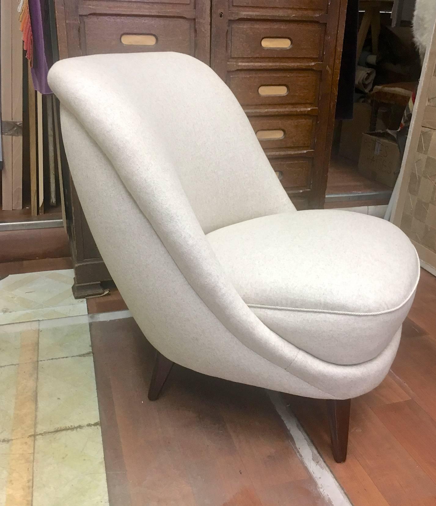 Mid-Century Modern In the Style of Gio Ponti Pair of Elegant Slipper Chair Covered in Neutral Wool