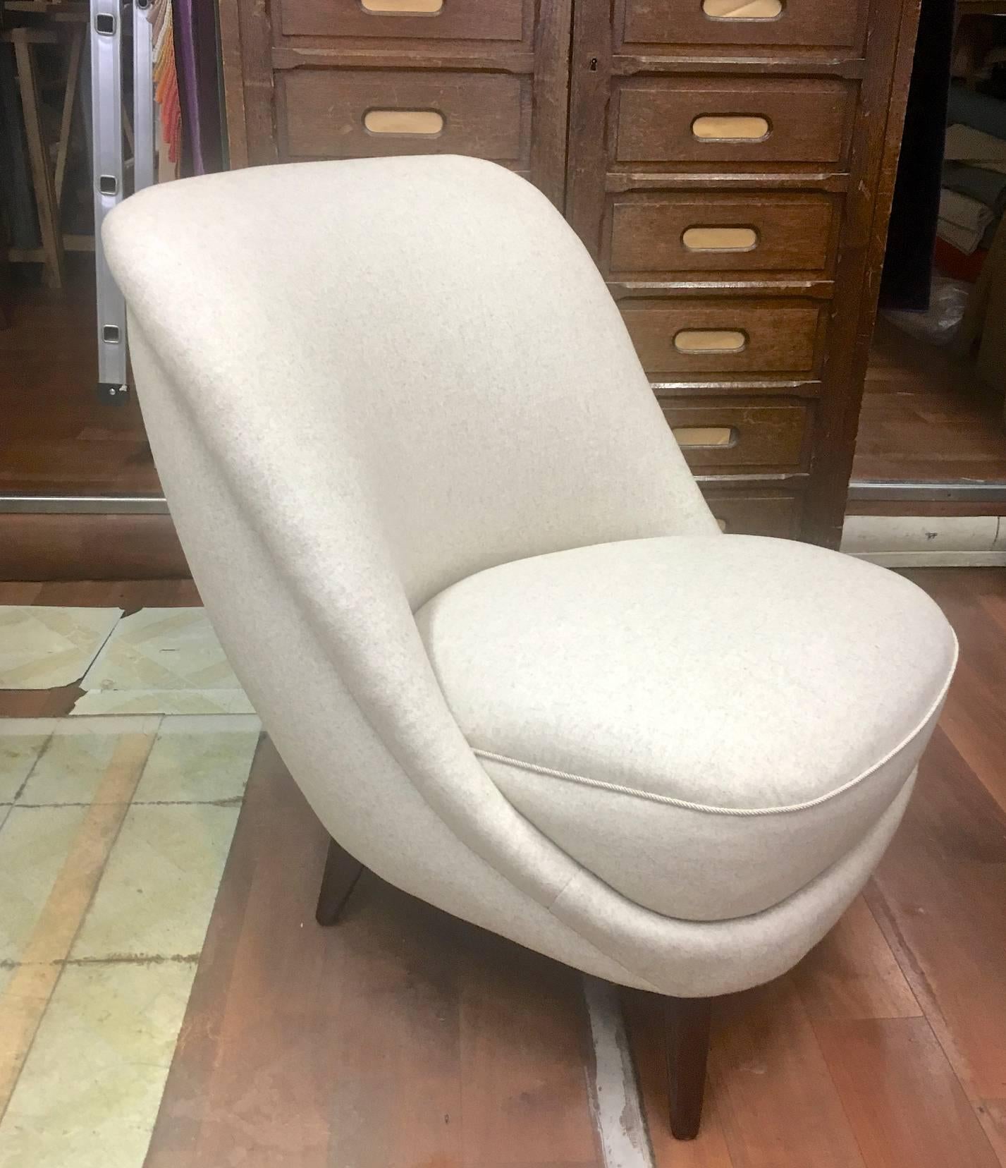 Italian In the Style of Gio Ponti Pair of Elegant Slipper Chair Covered in Neutral Wool