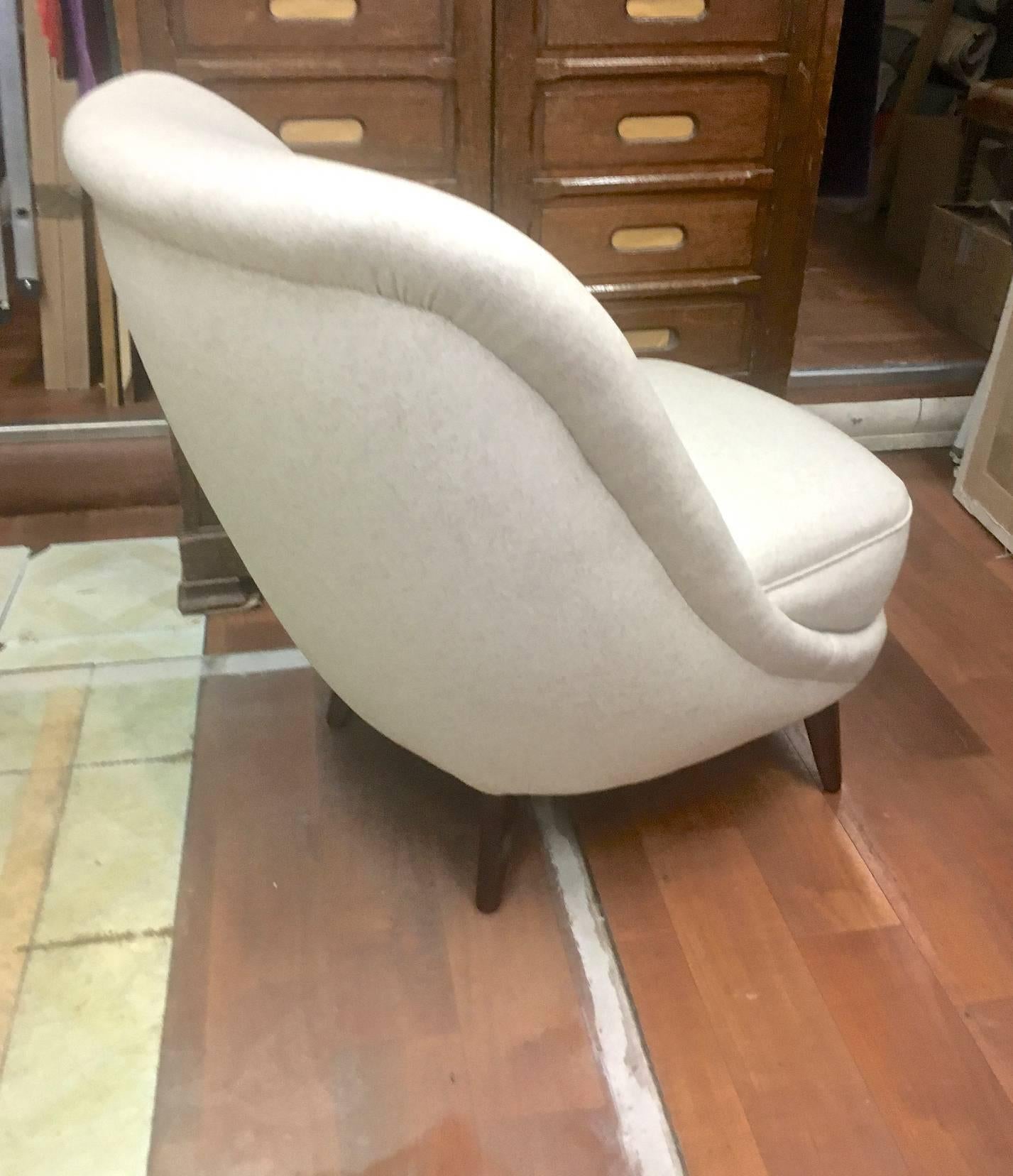 In the Style of Gio Ponti Pair of Elegant Slipper Chair Covered in Neutral Wool In Excellent Condition In Paris, ile de france