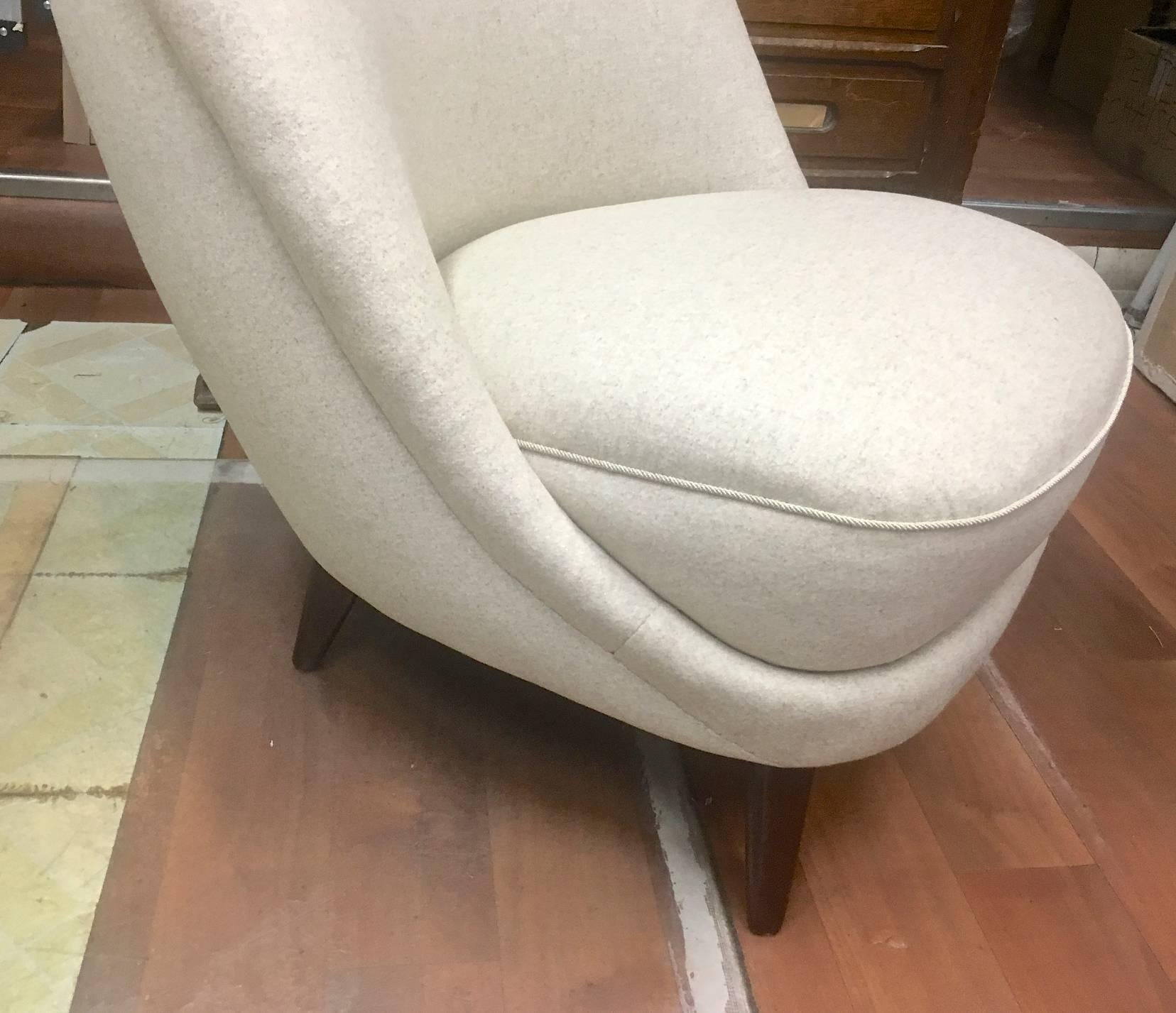 Mid-20th Century In the Style of Gio Ponti Pair of Elegant Slipper Chair Covered in Neutral Wool