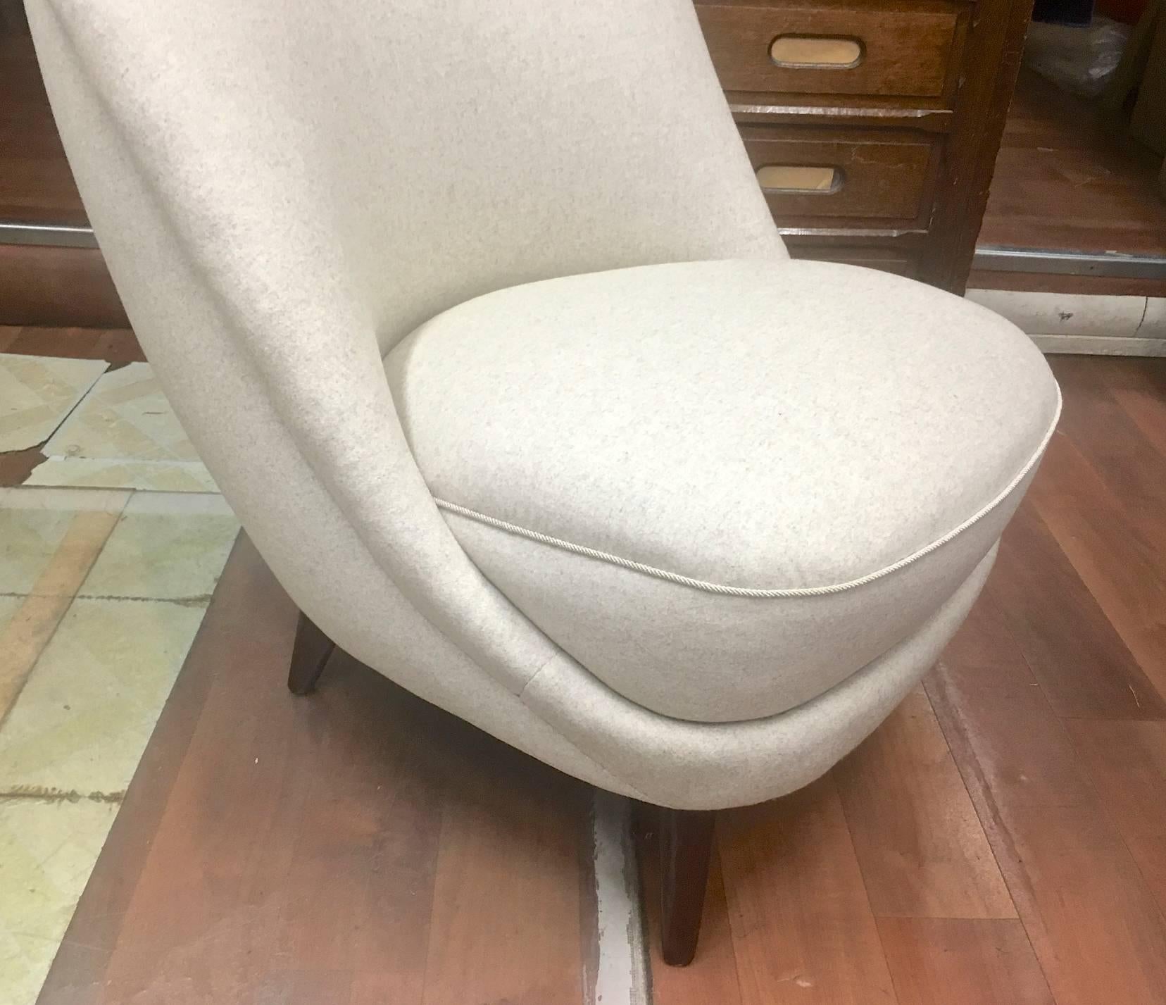 In the Style of Gio Ponti Pair of Elegant Slipper Chair Covered in Neutral Wool 1