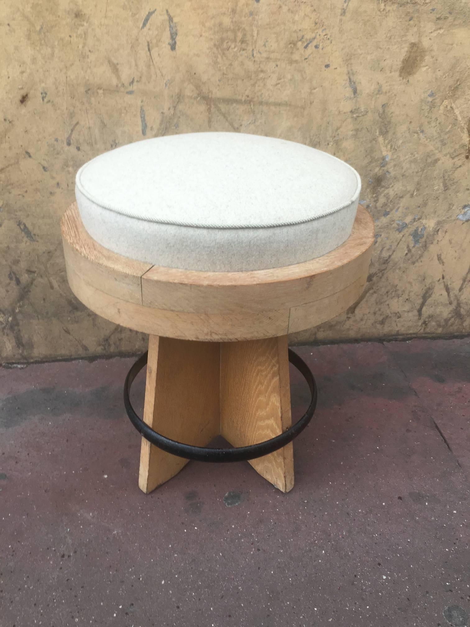 Awesome Modernist Round Stool in Oak, Newly Covered with an Iron Circle In Excellent Condition For Sale In Paris, ile de france