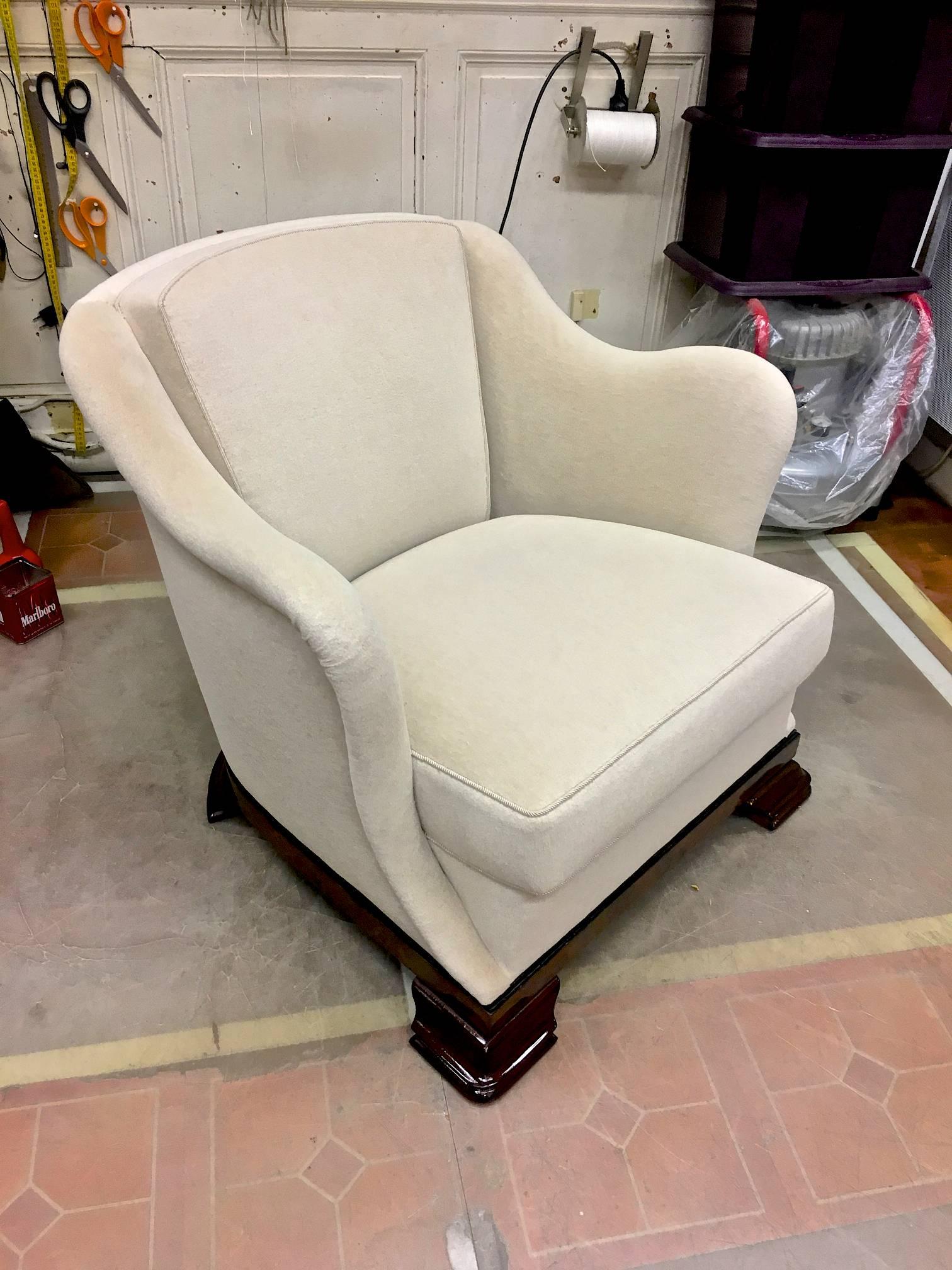 Awesome Confortable Pair of Art Deco Armchair Newly Covered in Mohair Velvet In Excellent Condition For Sale In Paris, ile de france