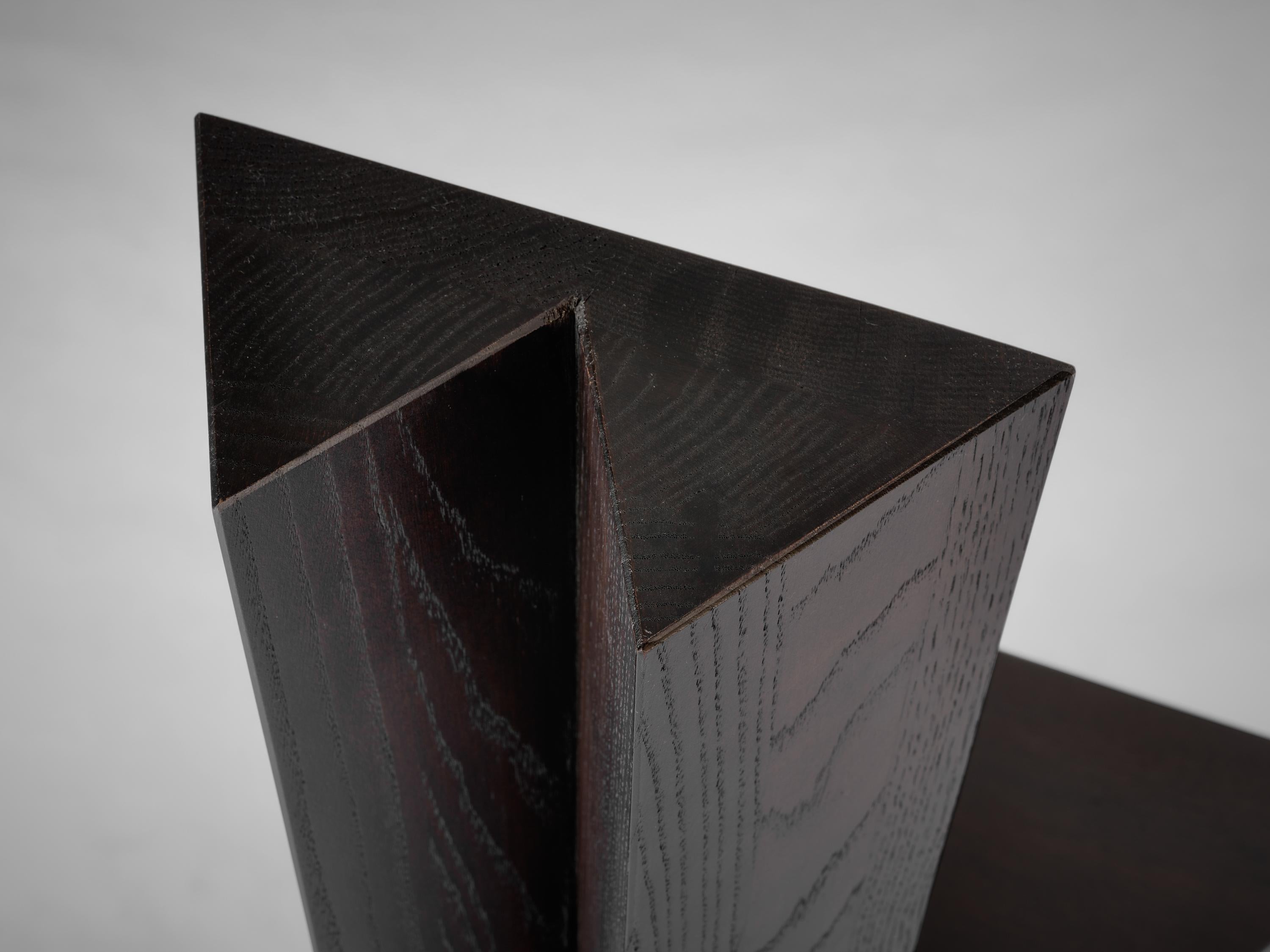 Brutalistischer dunkelbrauner Trigon-Stuhl im Angebot 9