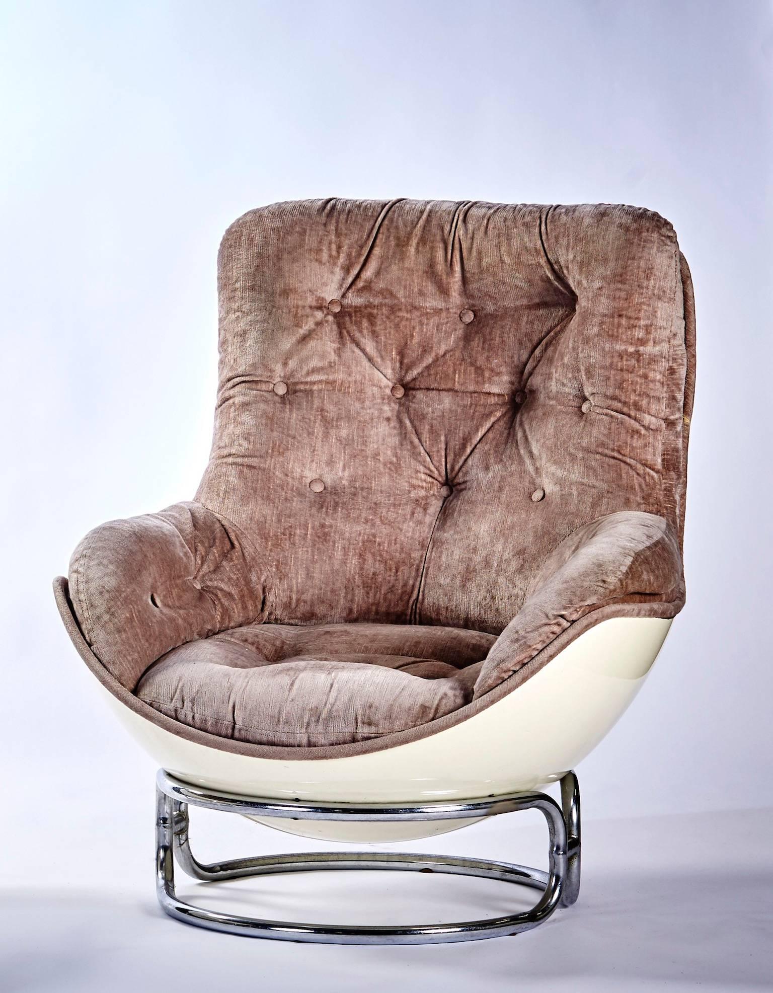 Base de estructura tubular de acero cromado
Casco blanco de fibra de vidrio alrededor del exterior
Acolchado beige de terciopelo sedoso en el asiento.