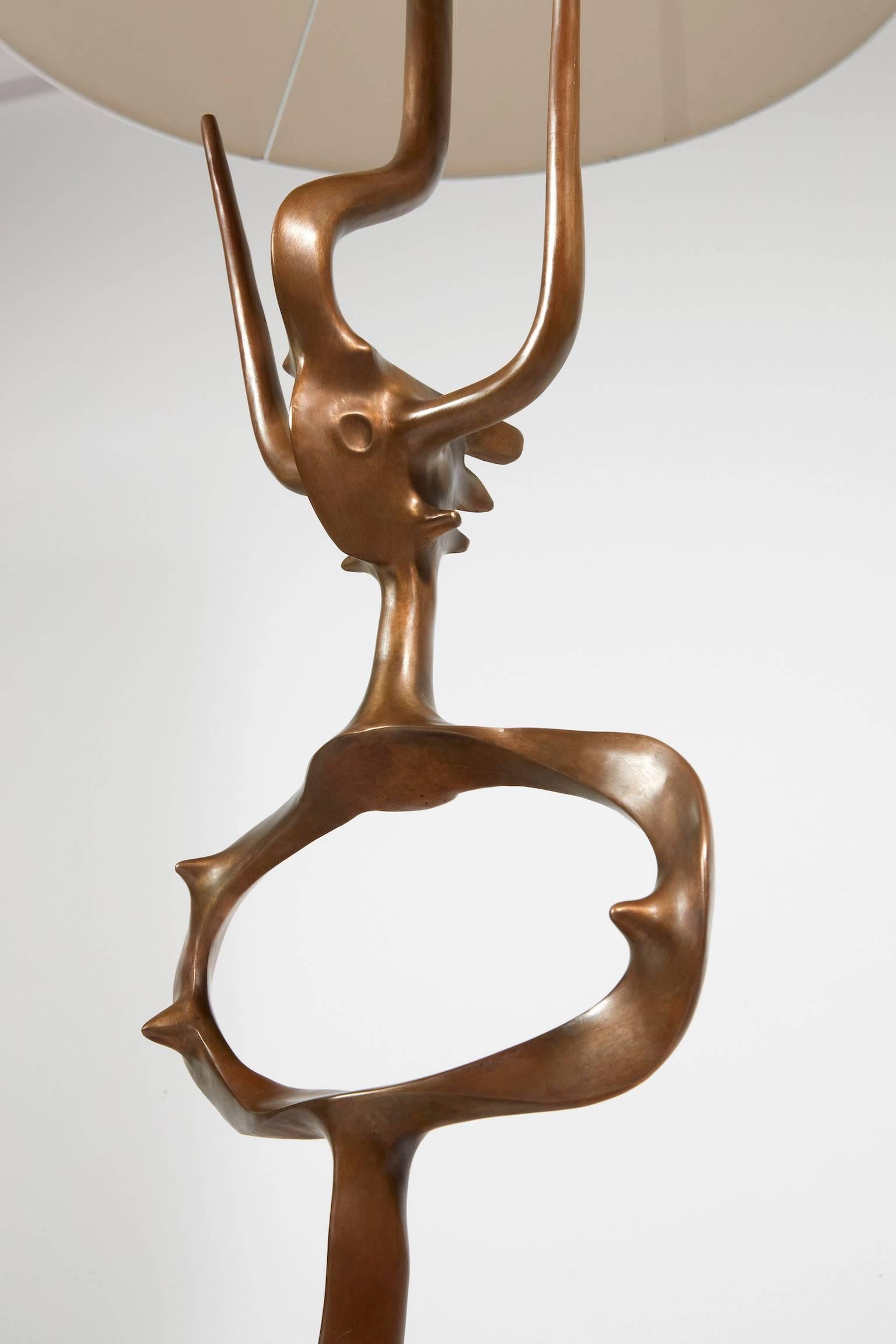 Moulage Lampadaire surréaliste en bronze des années 1970 de Victor Roman en vente