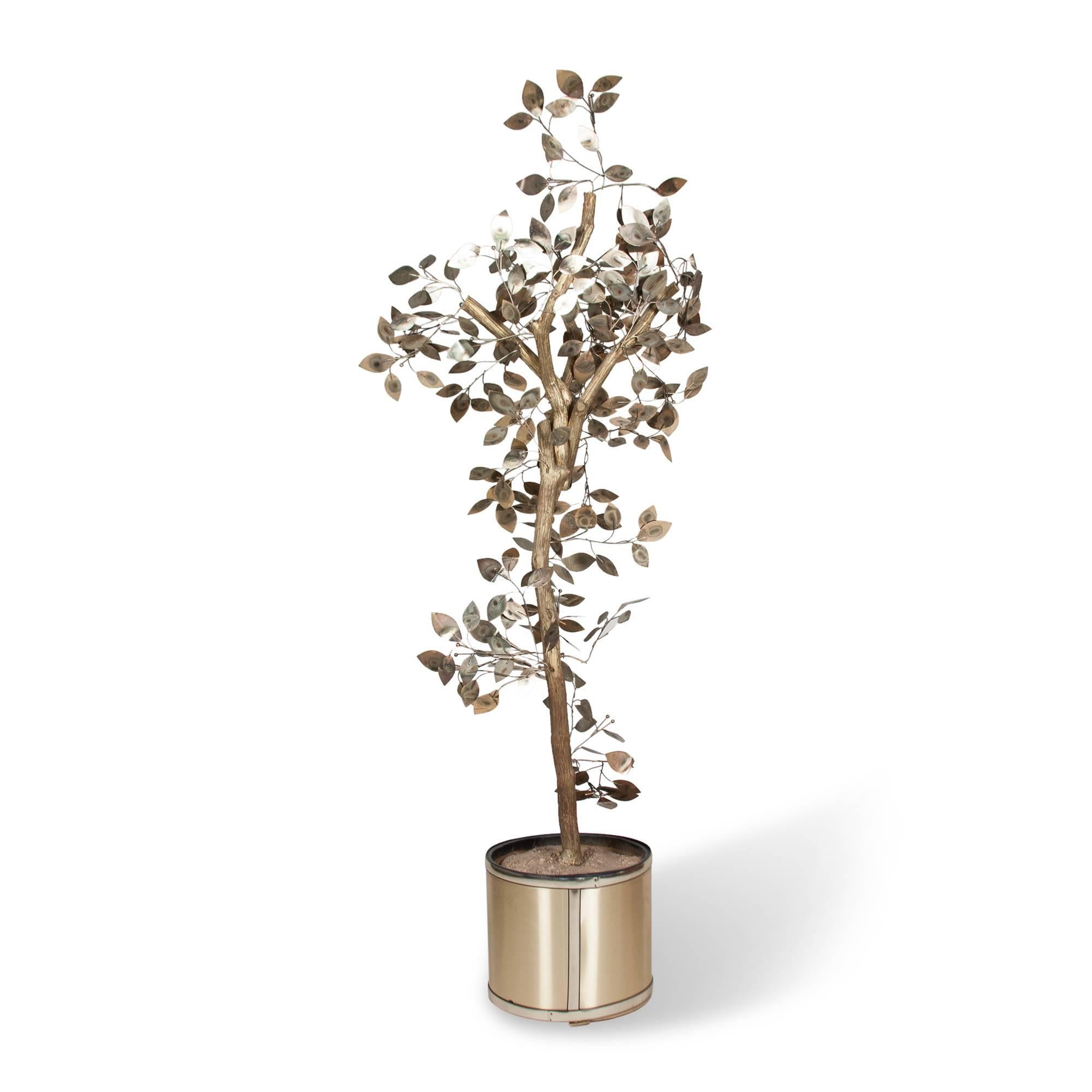 Large brass and gilt painted wood tree sculpture, the leaves in patinated brass, attached to genuine wood tree set into a resin material in a brass cylindrical pot, by C. Jere for Artisan House, America, early 1970s. Measure: Height 6 feet. (Item