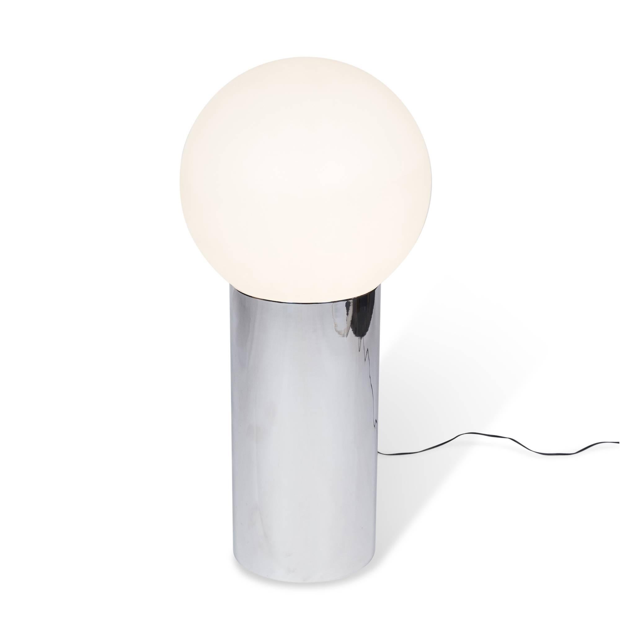 Poly sphere floor lamp, or tall table lamp, the sphere mounted on a cylindrical chrome column, by Sonneman, United States, 1970s. Measures: Height 35 in, diameter of sphere 16 in.
