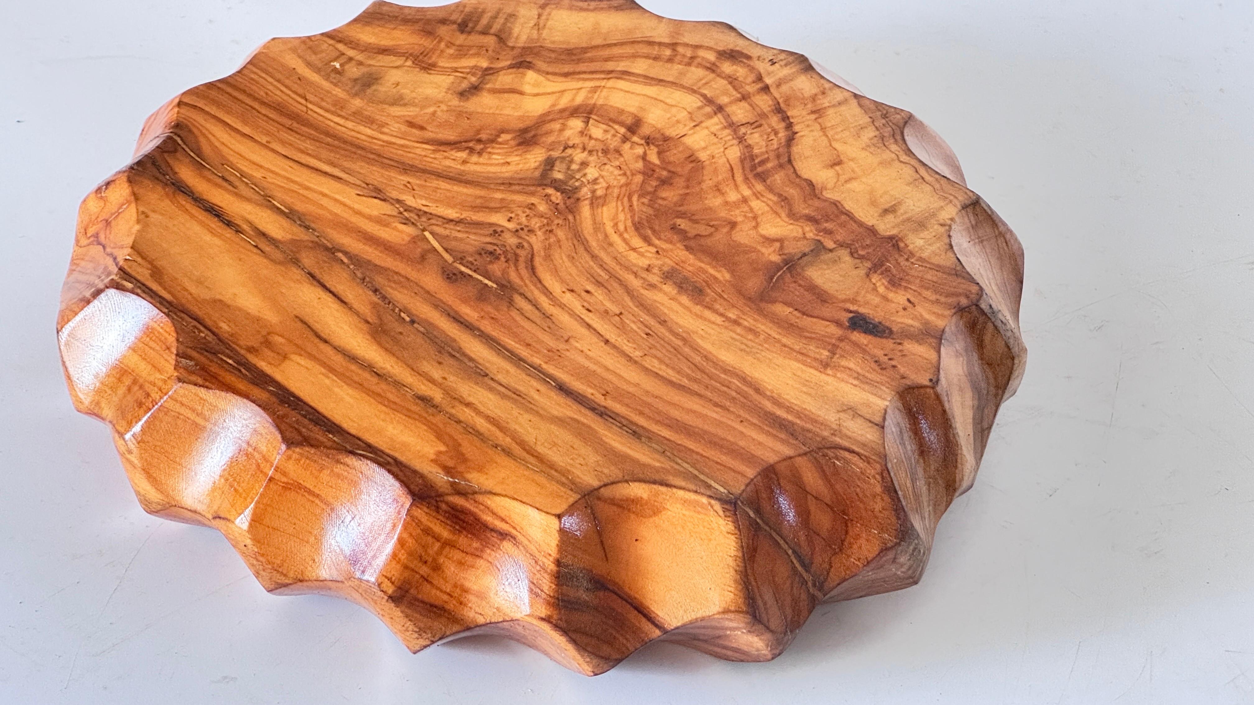 Großer runder Aschenbecher oder Auffangbehälter aus Olivenholz, französischer Brutalismus, 1950er Jahre (Holz) im Angebot