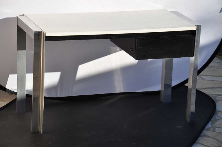 Leather top
Single drawer, nickel chromed steel and aluminum French desk.