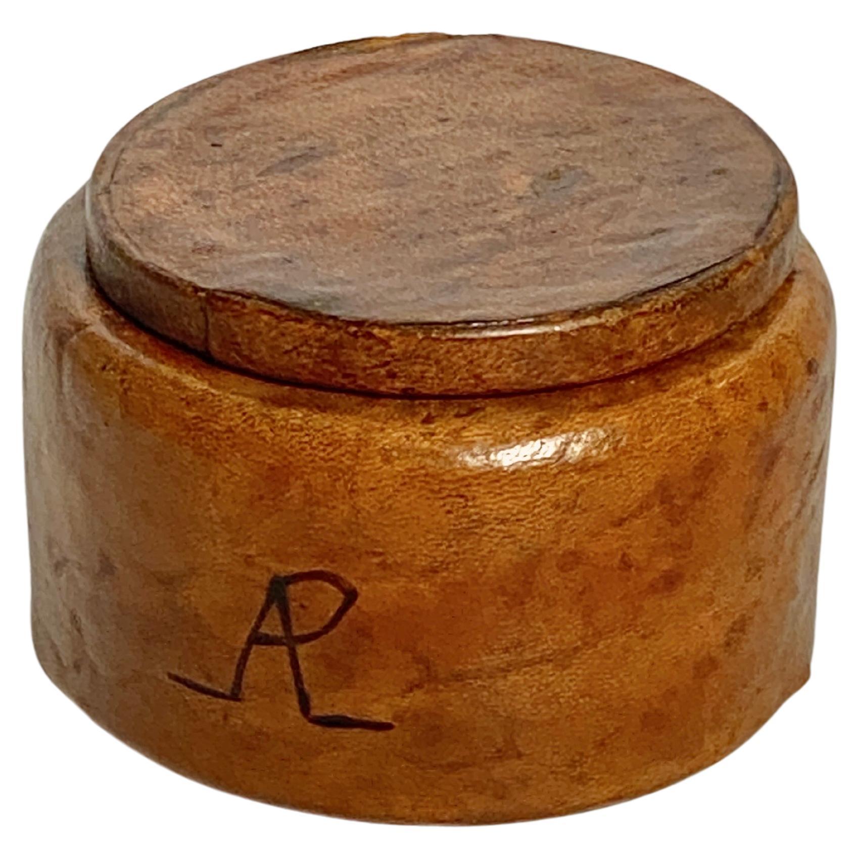 Boîte à tabac ou coffret à tabac recouvert de cuir, en céramique et bois marron, France 1940